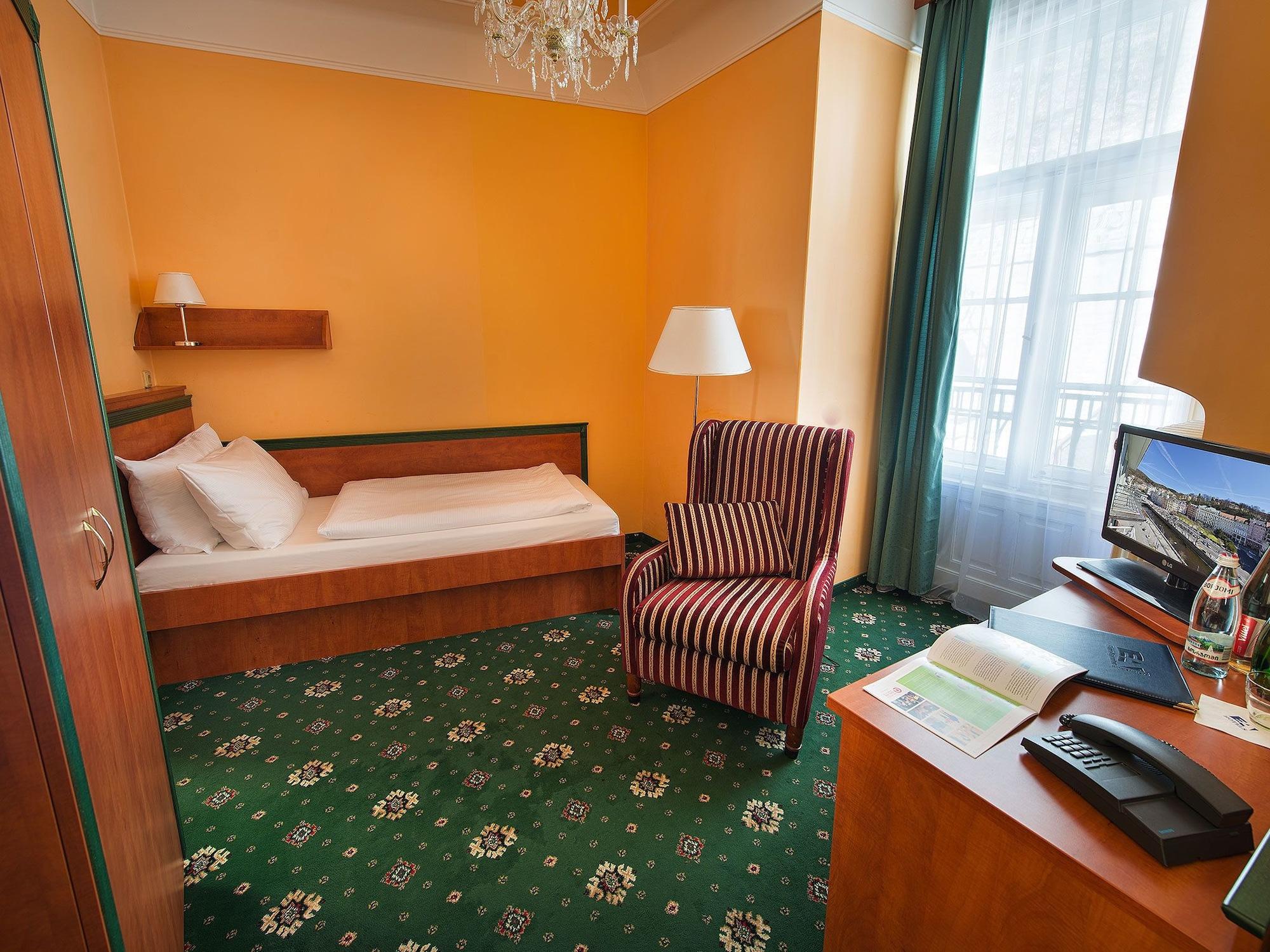 Ea Hotel Jessenius การ์โลวีวารี ภายนอก รูปภาพ