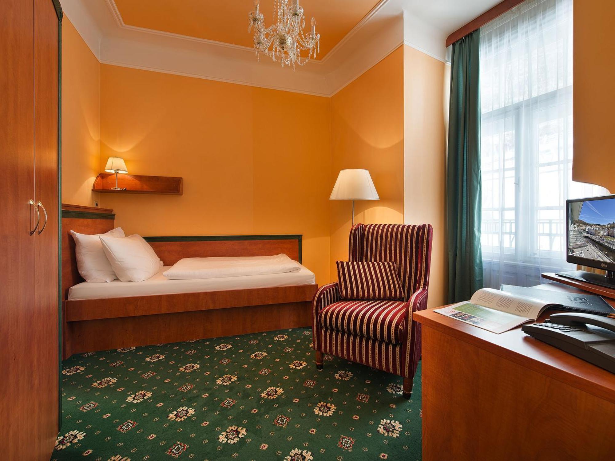 Ea Hotel Jessenius การ์โลวีวารี ภายนอก รูปภาพ