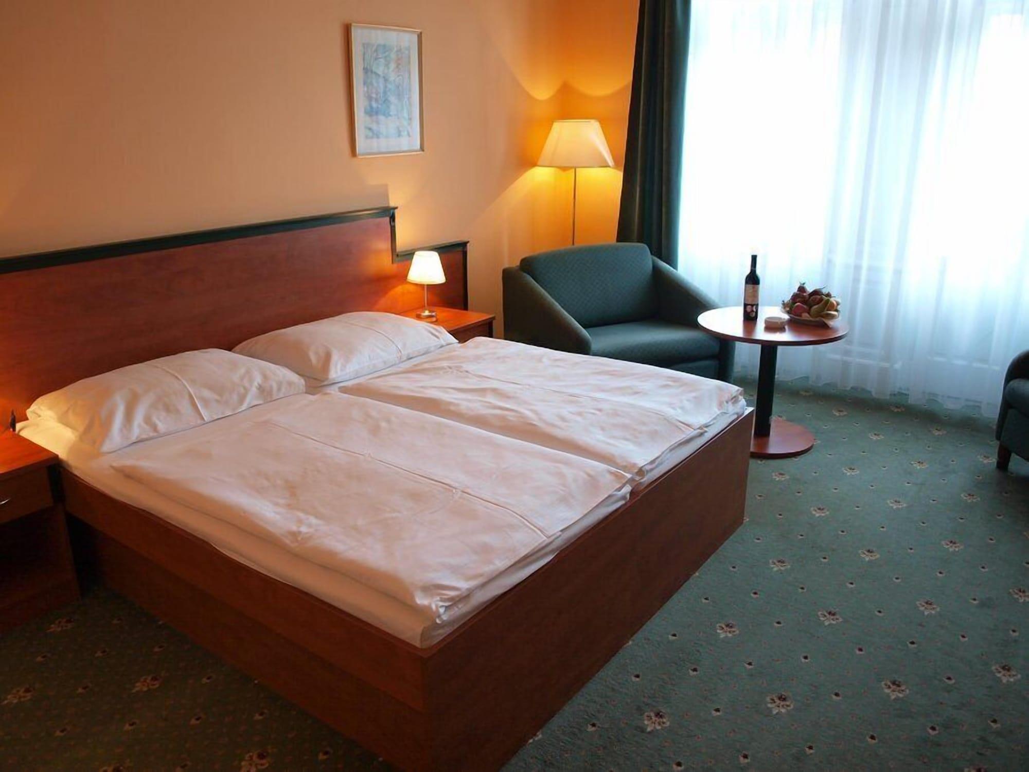 Ea Hotel Jessenius การ์โลวีวารี ภายนอก รูปภาพ