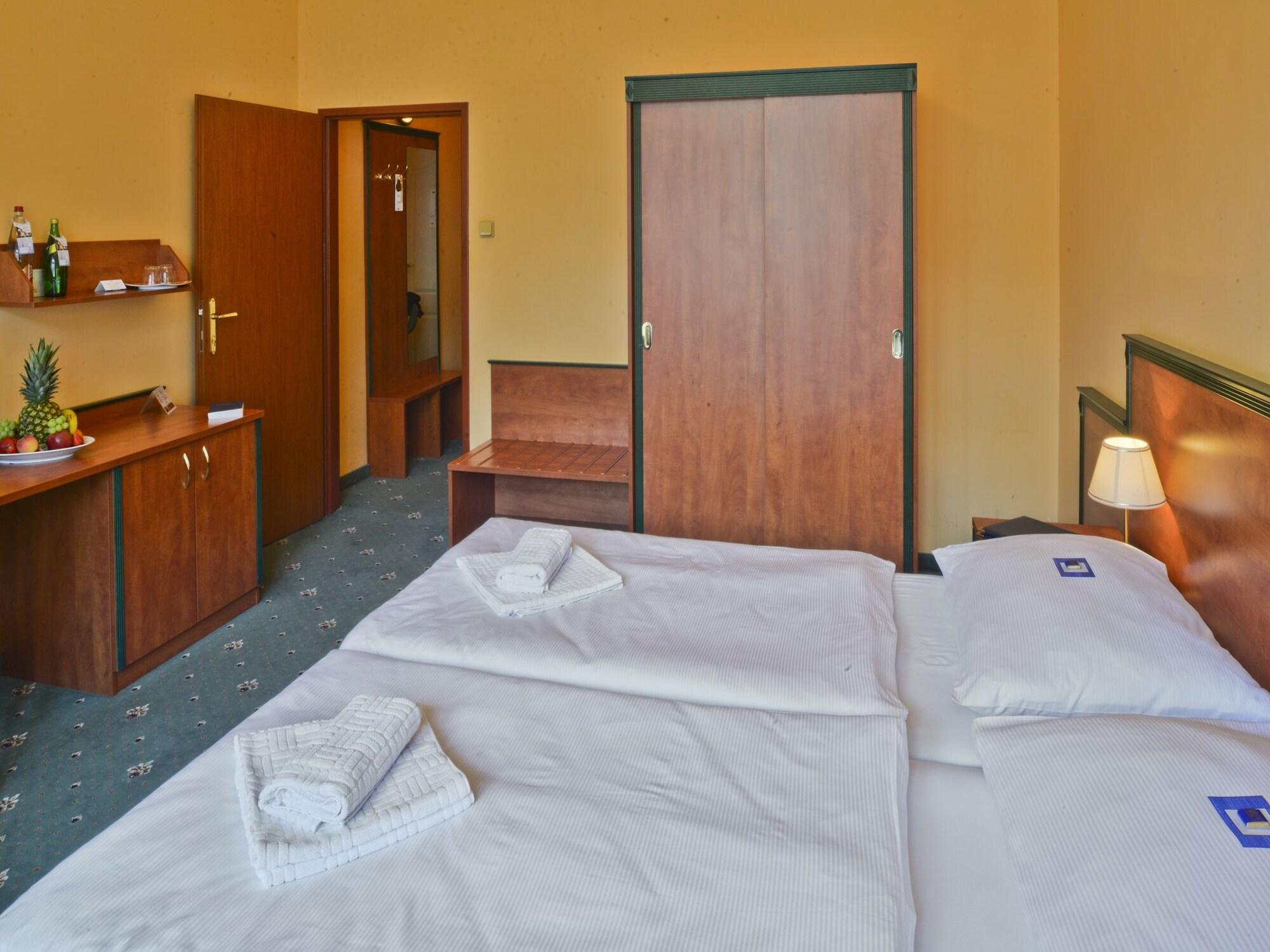 Ea Hotel Jessenius การ์โลวีวารี ภายนอก รูปภาพ