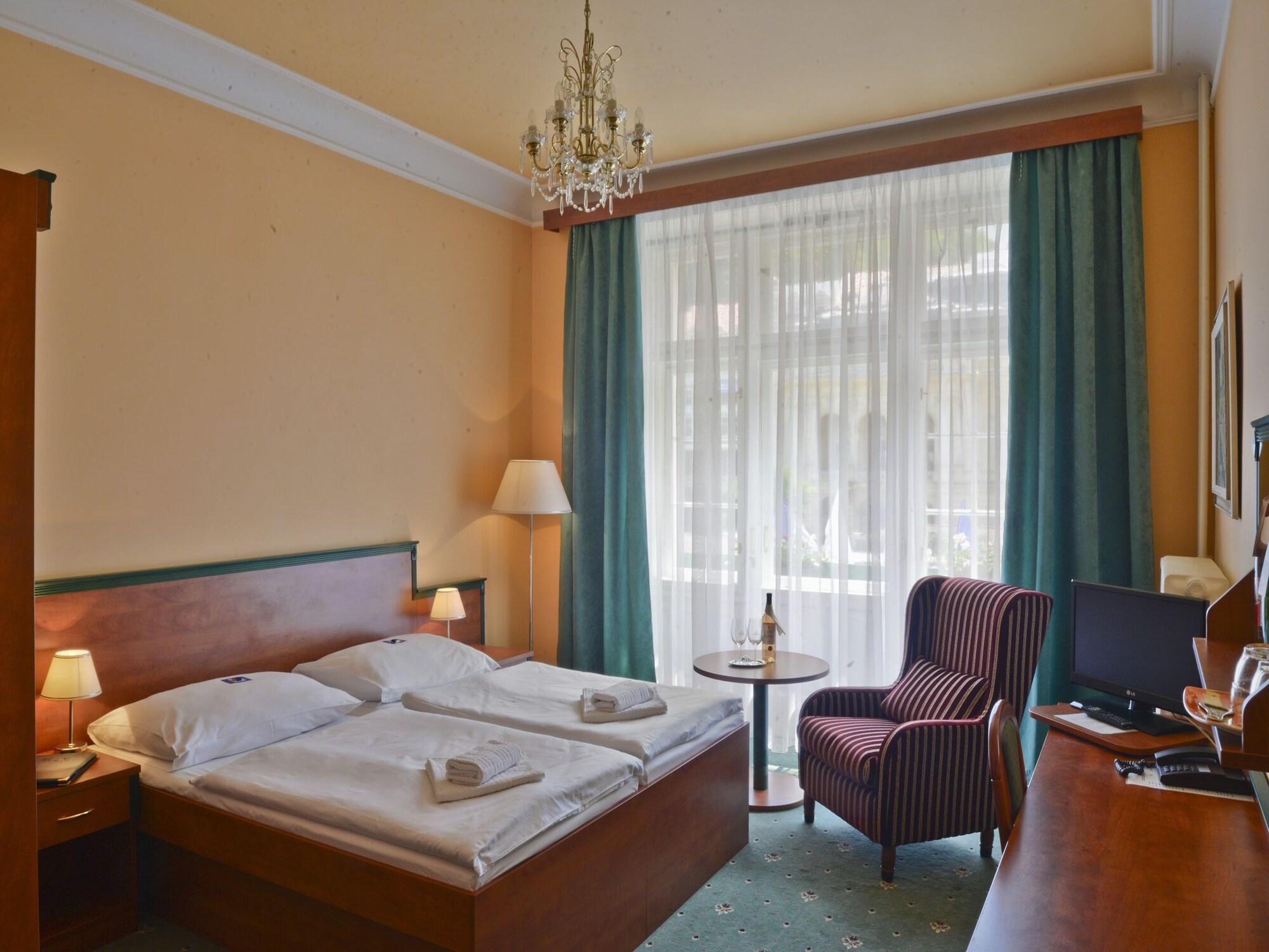 Ea Hotel Jessenius การ์โลวีวารี ภายนอก รูปภาพ