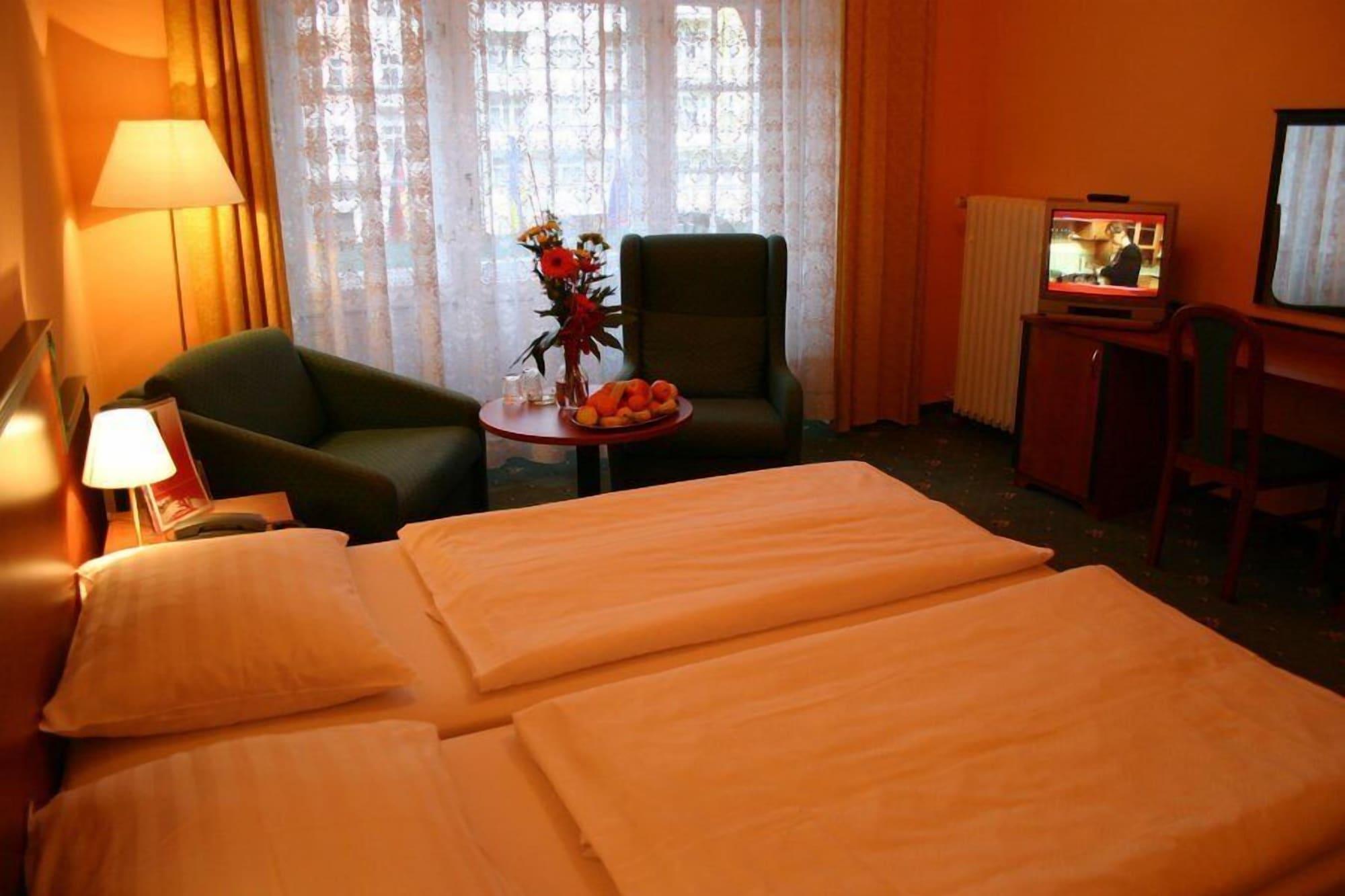 Ea Hotel Jessenius การ์โลวีวารี ภายนอก รูปภาพ