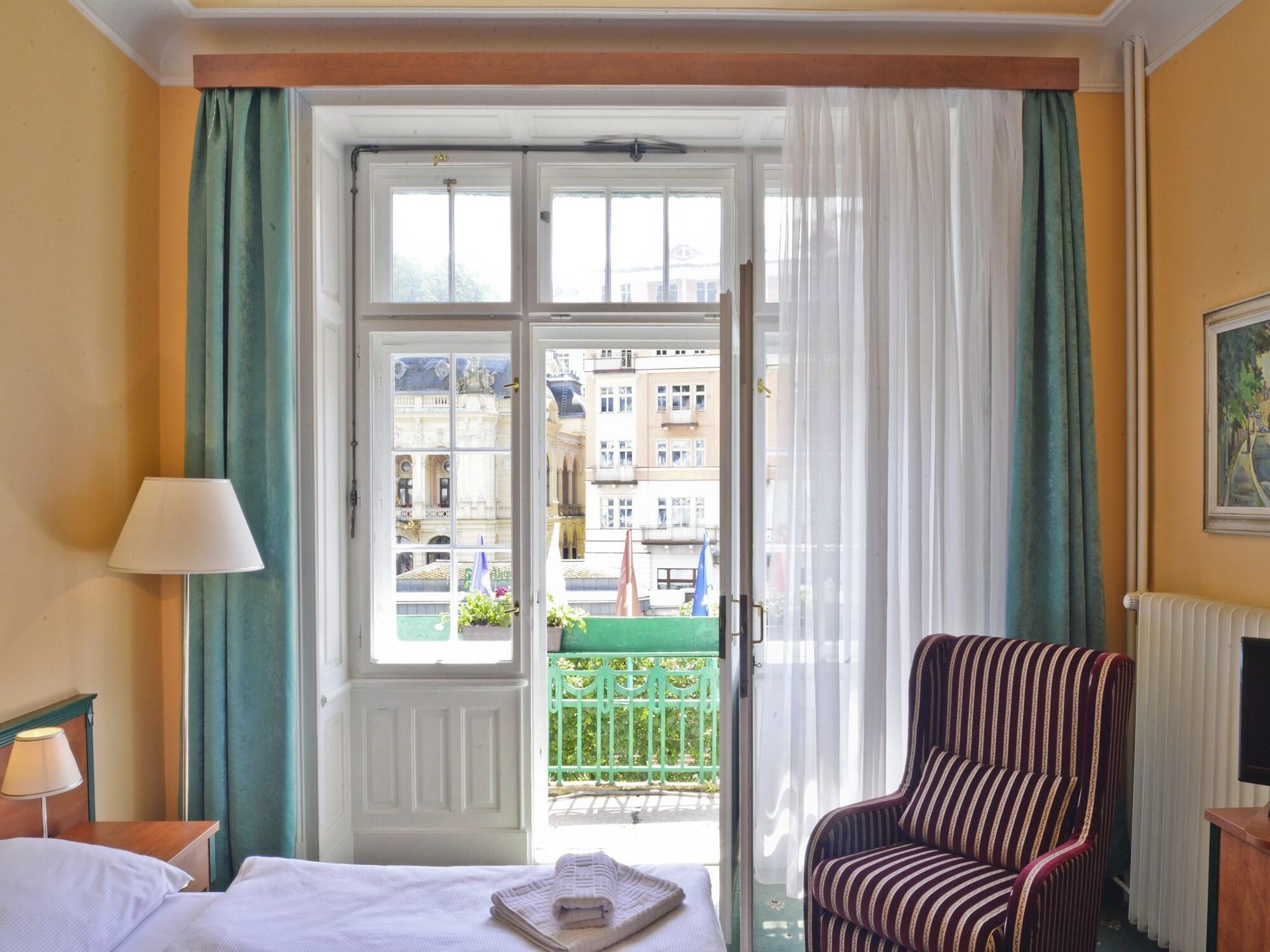 Ea Hotel Jessenius การ์โลวีวารี ภายนอก รูปภาพ