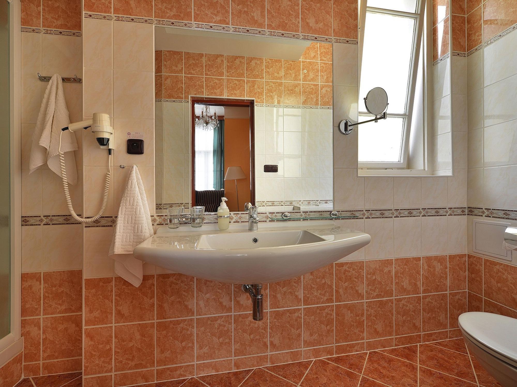 Ea Hotel Jessenius การ์โลวีวารี ภายนอก รูปภาพ