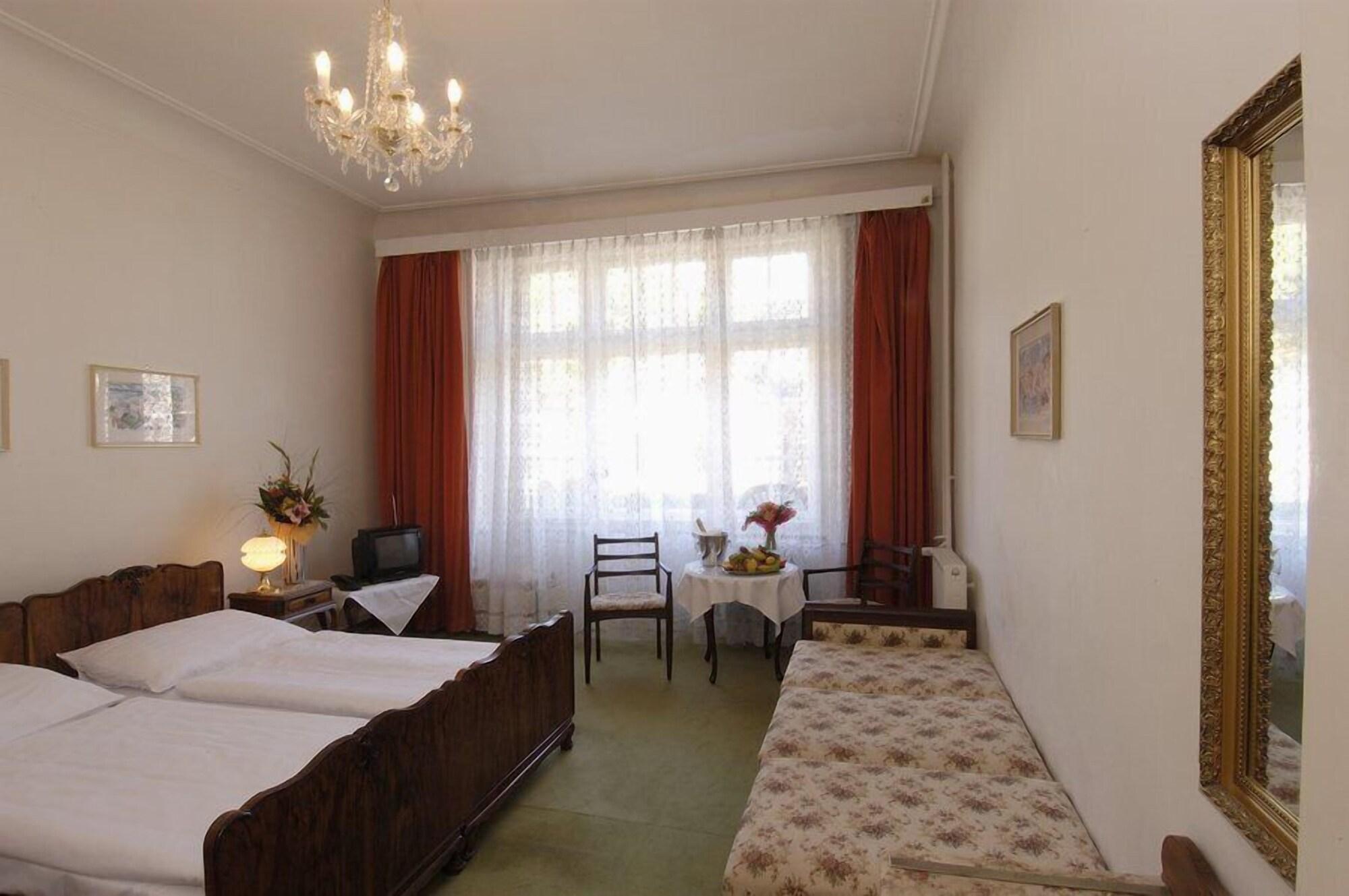 Ea Hotel Jessenius การ์โลวีวารี ภายนอก รูปภาพ