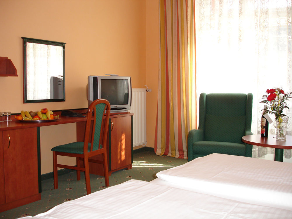 Ea Hotel Jessenius การ์โลวีวารี ภายนอก รูปภาพ