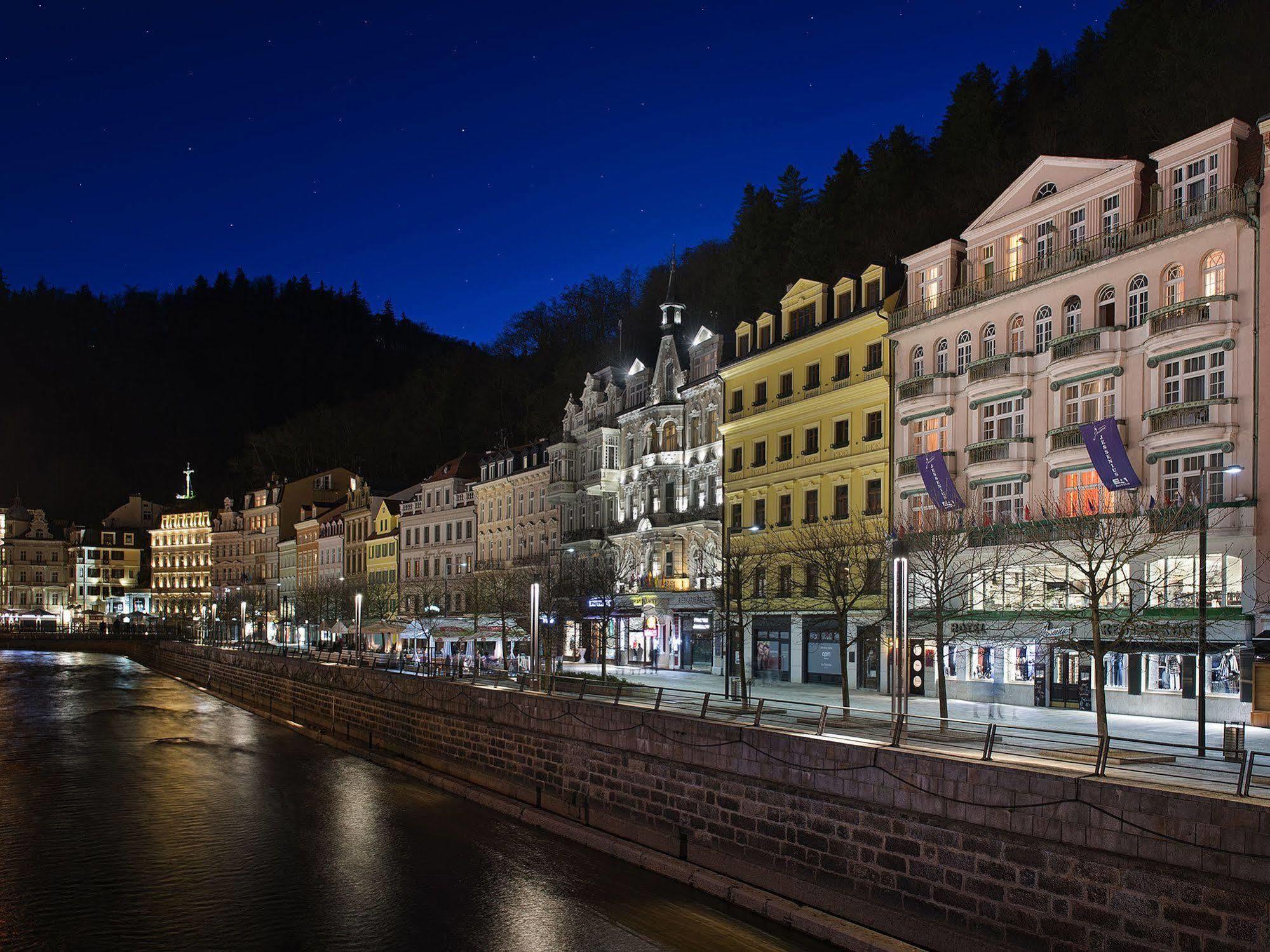 Ea Hotel Jessenius การ์โลวีวารี ภายนอก รูปภาพ