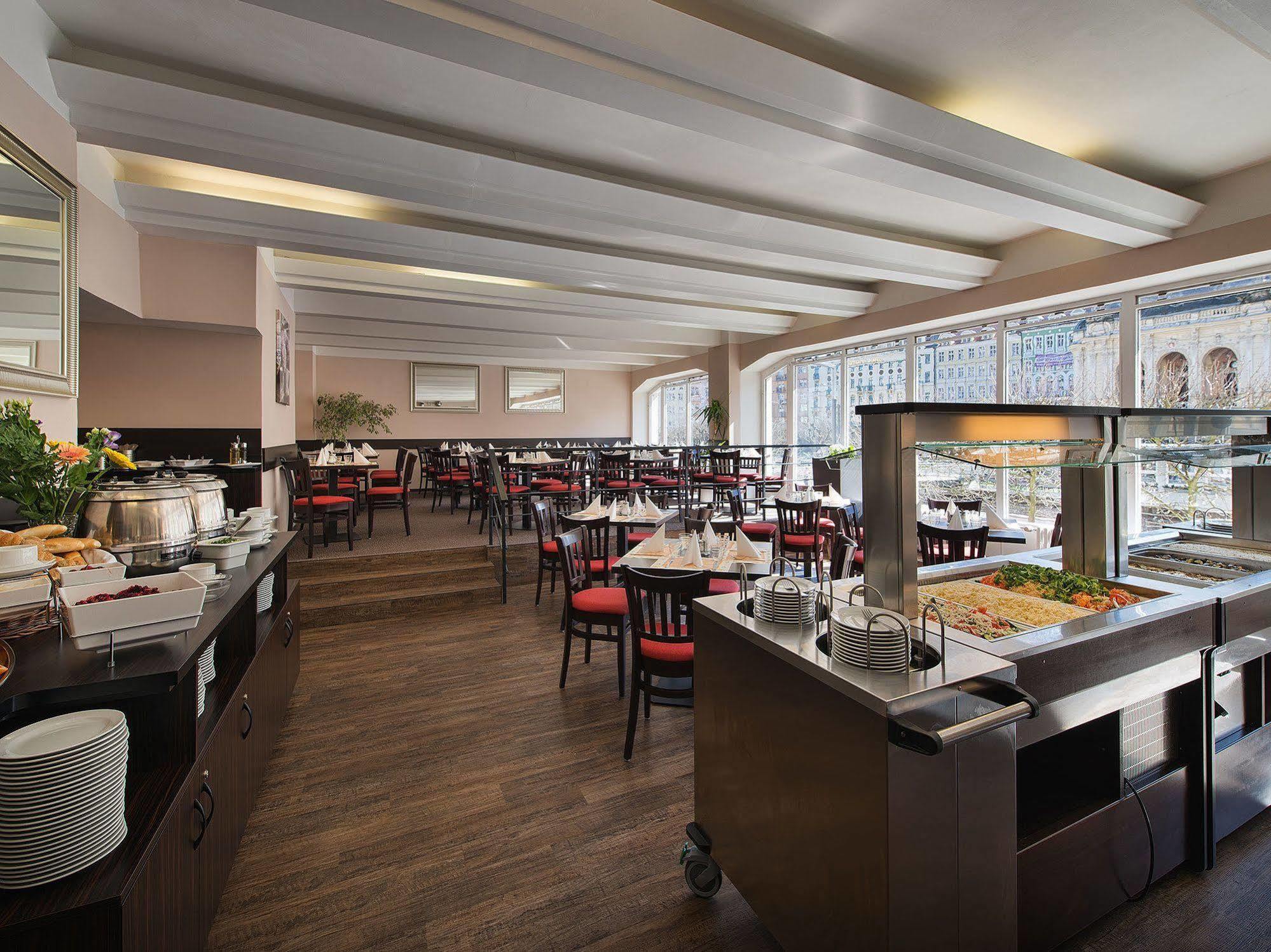 Ea Hotel Jessenius การ์โลวีวารี ภายนอก รูปภาพ