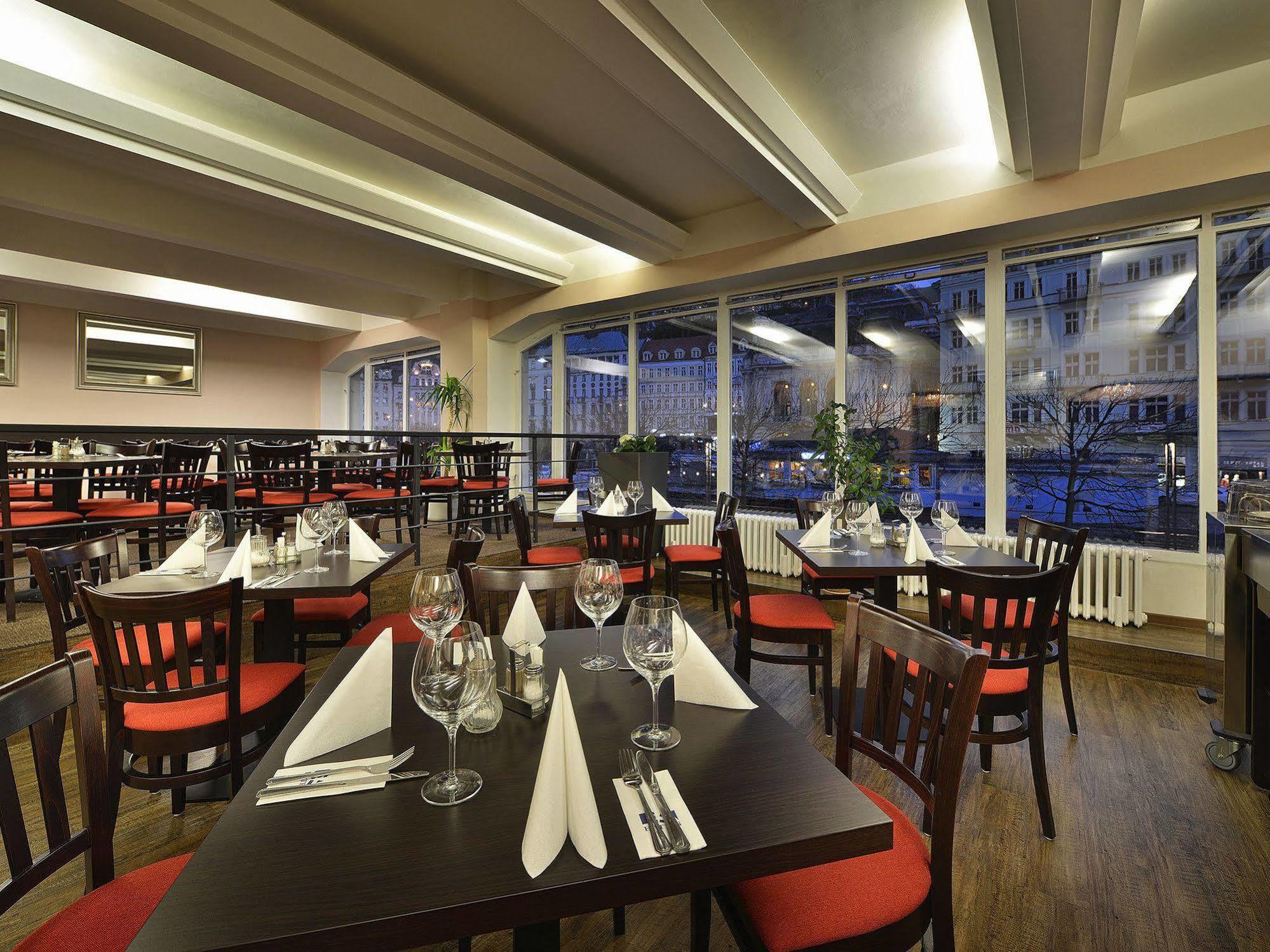 Ea Hotel Jessenius การ์โลวีวารี ภายนอก รูปภาพ