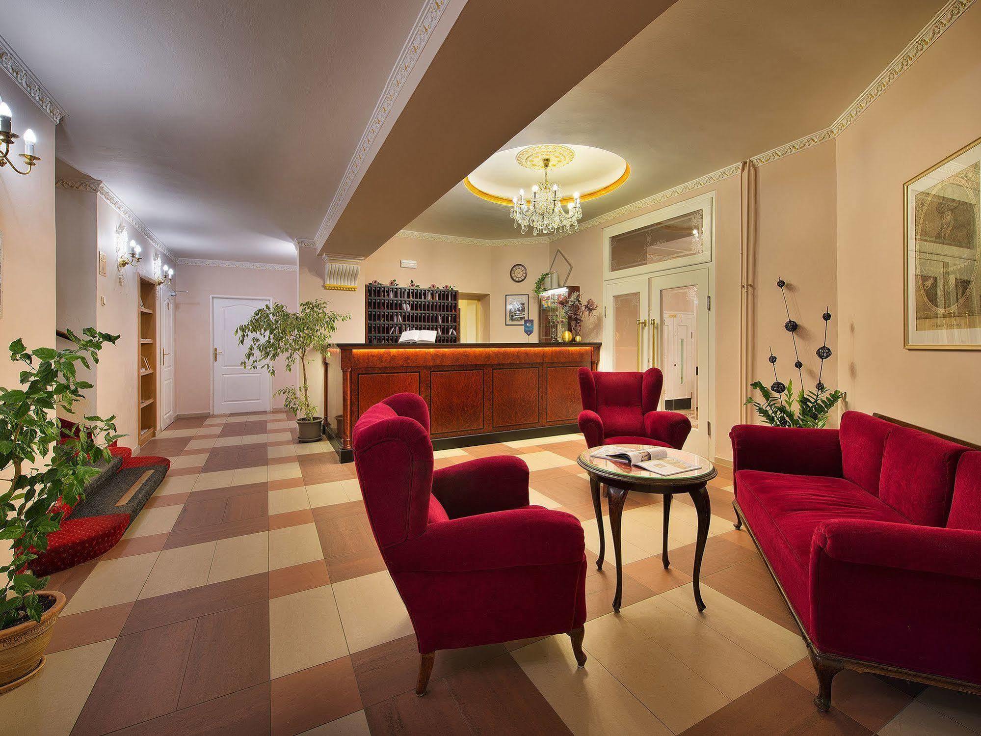 Ea Hotel Jessenius การ์โลวีวารี ภายนอก รูปภาพ