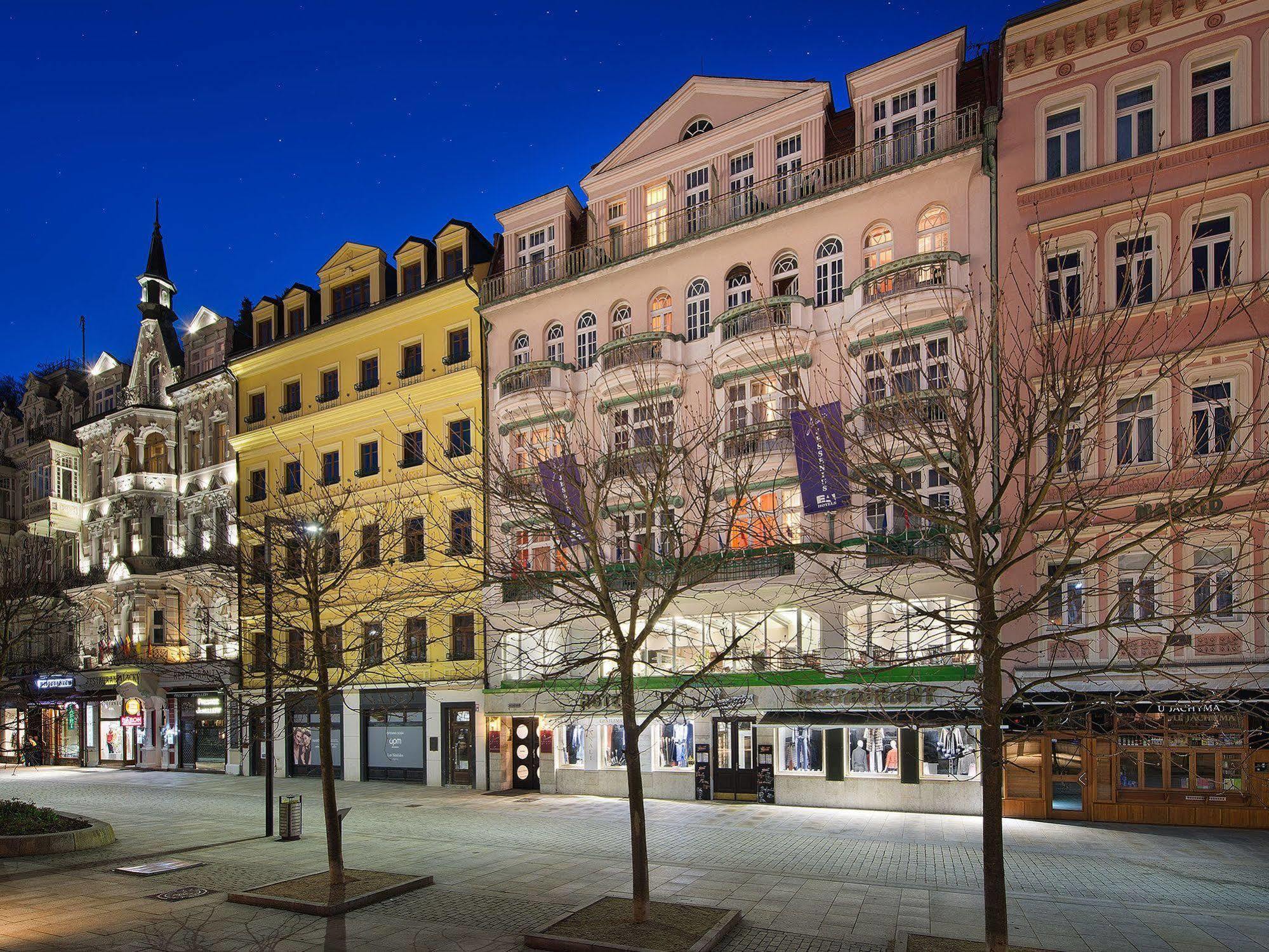 Ea Hotel Jessenius การ์โลวีวารี ภายนอก รูปภาพ