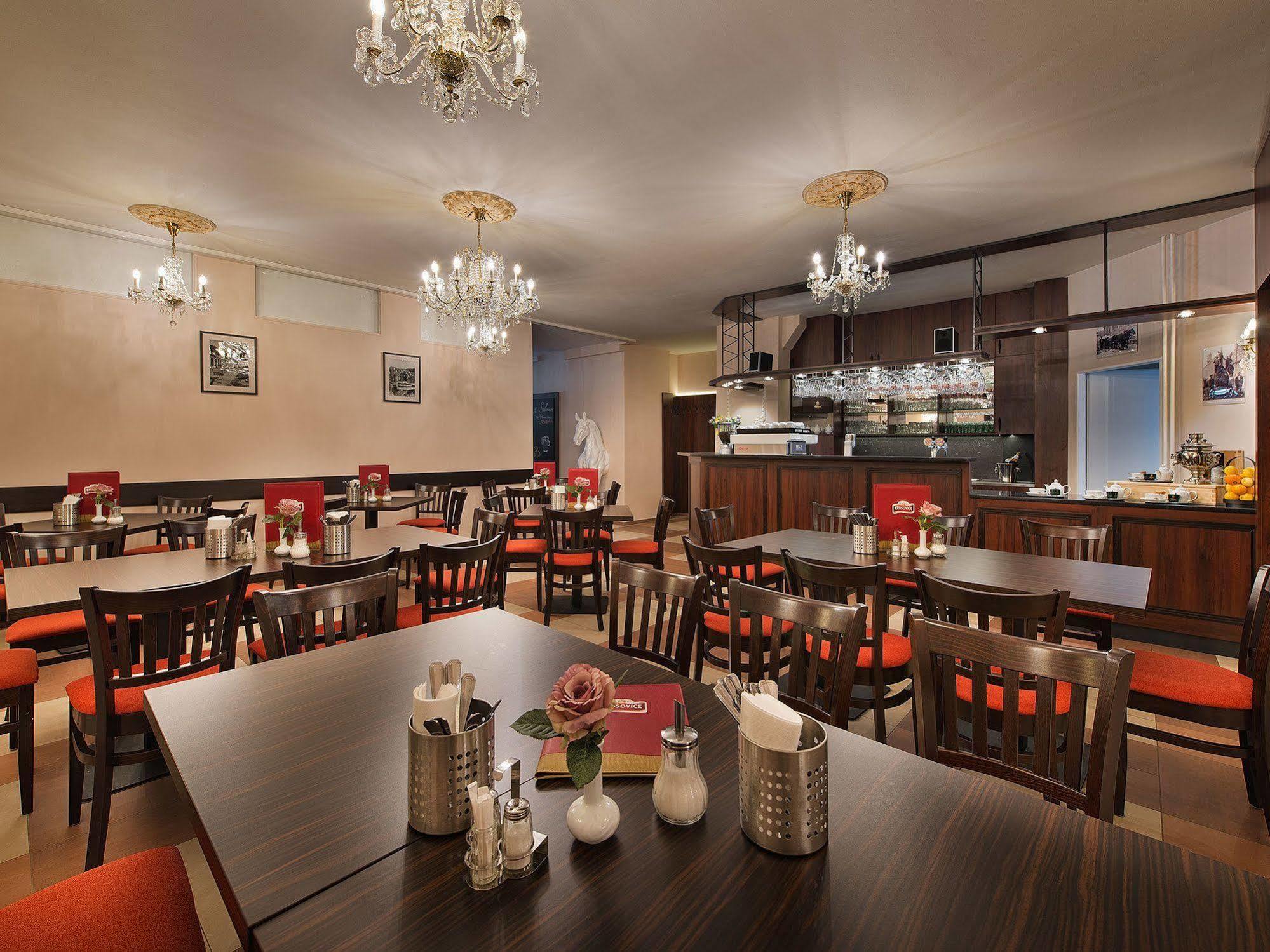 Ea Hotel Jessenius การ์โลวีวารี ภายนอก รูปภาพ