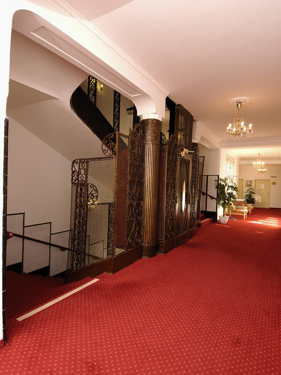 Ea Hotel Jessenius การ์โลวีวารี ภายนอก รูปภาพ