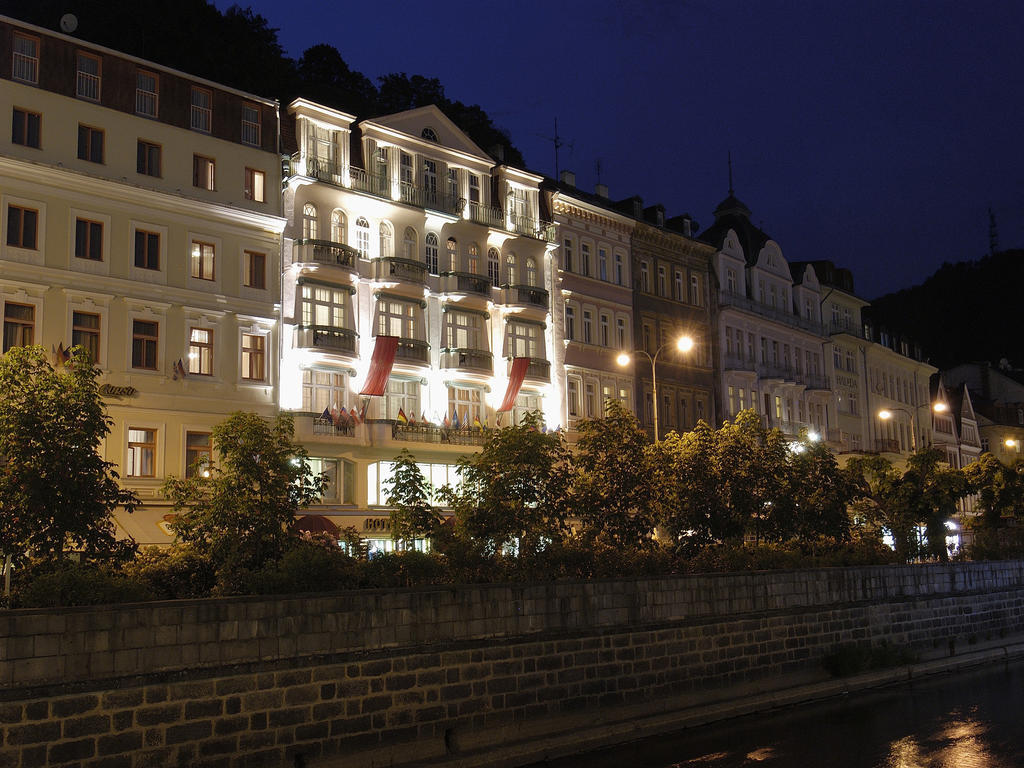 Ea Hotel Jessenius การ์โลวีวารี ภายนอก รูปภาพ