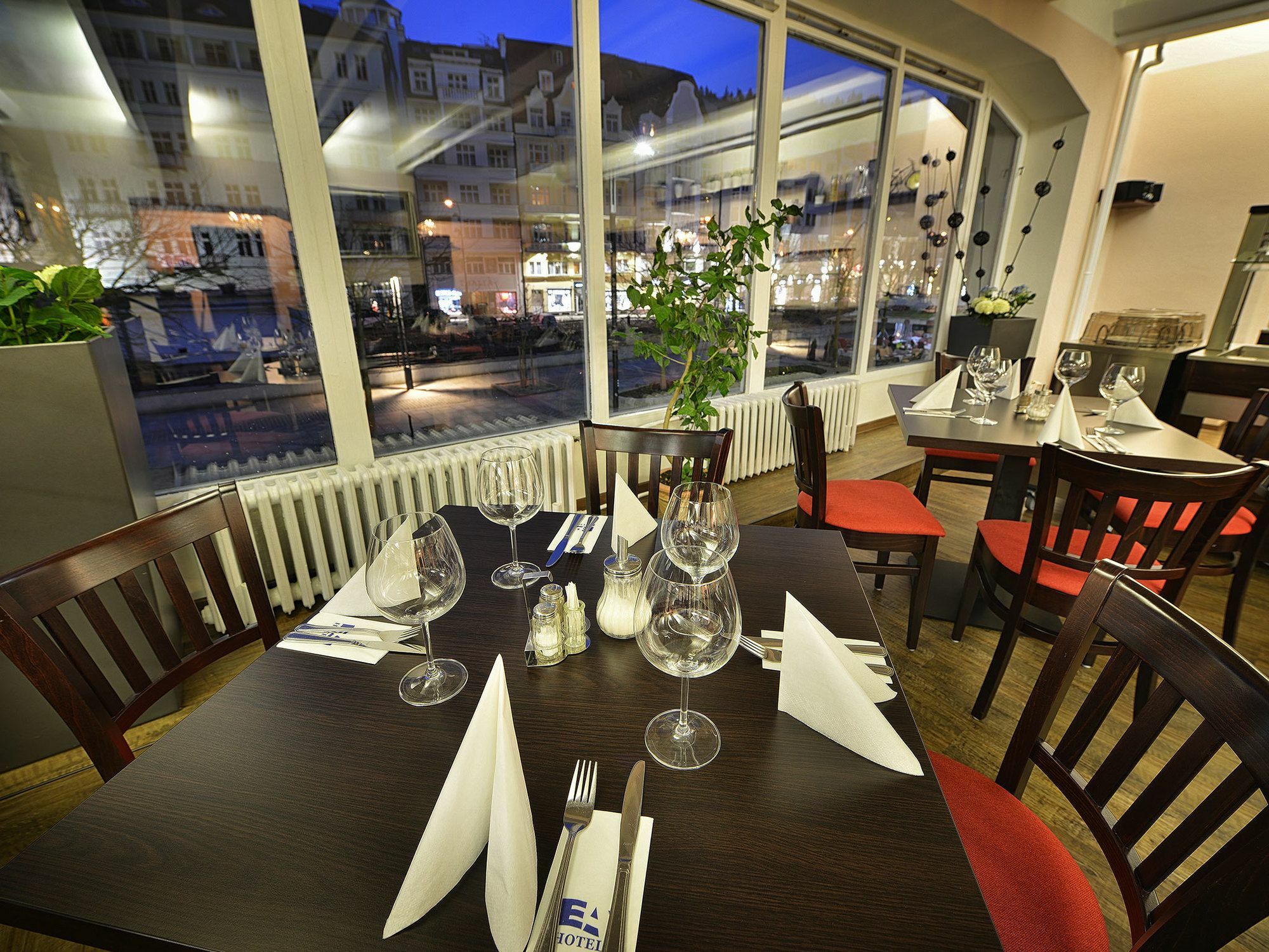 Ea Hotel Jessenius การ์โลวีวารี ภายนอก รูปภาพ